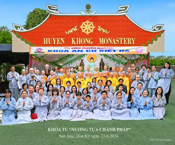 Pháp Phục Phật Giáo Huyền Trang: Nét Đẹp Tâm Linh Trong Trang Phục Tu Học