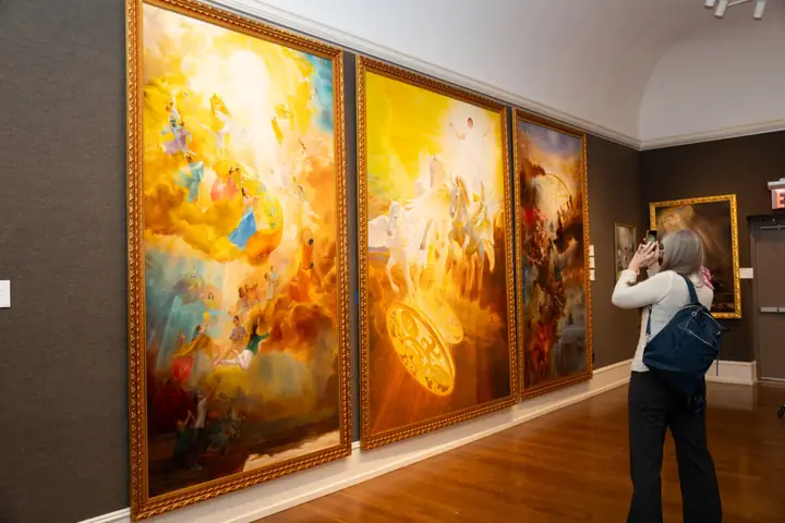 Bộ Ba Bức Tranh “the Infinite Grace Of Buddha” (phật Ân Hạo Đãng) Được Trưng Bày Trong Vòng Chung Khảo Của Cuộc Thi Vẽ Tranh Nhân Vật Quốc Tế Nifpc, Tại Câu Lạc Bộ Nghệ Thuật Salmagundi, Thành Phố New York, Hôm 15/01/2024. (ảnh: Ruby Bui/the Epoch Times)