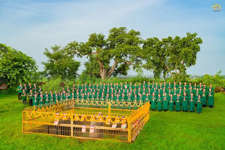 Các Phật Tử Trong Đoàn Hành Hương Ấn Độ Năm 2024 Được Đến Chiêm Bái, Đảnh Lễ Và Cúng Dường Tại Thánh Tích Đức Phật Câu Lưu Tôn (nepal)