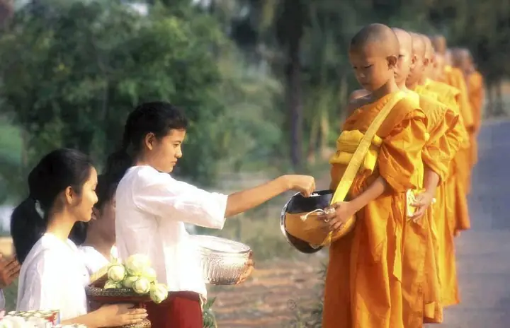 Kinh Ưu Bà Tắc Giới: Đức Phật Ở Trong Vô Lượng Kiếp Đã Làm Người Đại Thí Chủ, Giúp Khắp Các Kẻ Nghèo Khó, Rồi Mới Thệ Nguyện Thành Quả Chảnh Đẳng Chánh Giác (quả Vị Phật). Ảnh: Internet