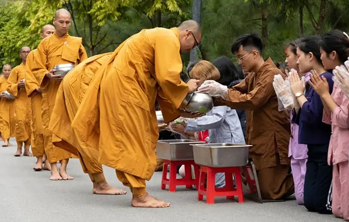 Các Loại Cúng Dường Khác Nhau Trong Phật Giáo