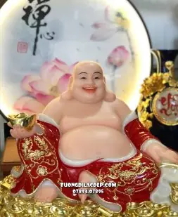 Tượng Phật Di Lặc Cầm Thỏi Vàng Áo Đỏ Tựa Bao Tiền