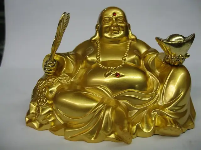 Phật Di Lặc Và Ông Địa Là Hai Vị Có Hình Tướng Giống Nhau. Hai Vị Đều Ở Trần, Mặt Mũi Phương Phi, Vẻ Mặt Tươi Vui Hiền Hòa, Và Cái Bụng Béo Trắng Đặc Trưng. Phật Di Lặc Và Ông Địa Mang Nhiều Đặc Điểm Giống Nhau Và Trong Đời Sống Tâm Linh, Hai Ông Đều Đại Diện Cho Sự Sung Túc, No Đủ, Yên Ấm Của Gia Đình. Nhìn Qua Thì Nhiều Người Sẽ Nhầm Lẫn Hai Ông, Bài Viết Phật Di Lặc Và Ông Địa Sẽ Giúp Bạn Quan Sát Đúng Và Có Vị Trí Đặt Tốt Nhất Để Cầu Tài Lộc, Bình An Cho Gia Đình.