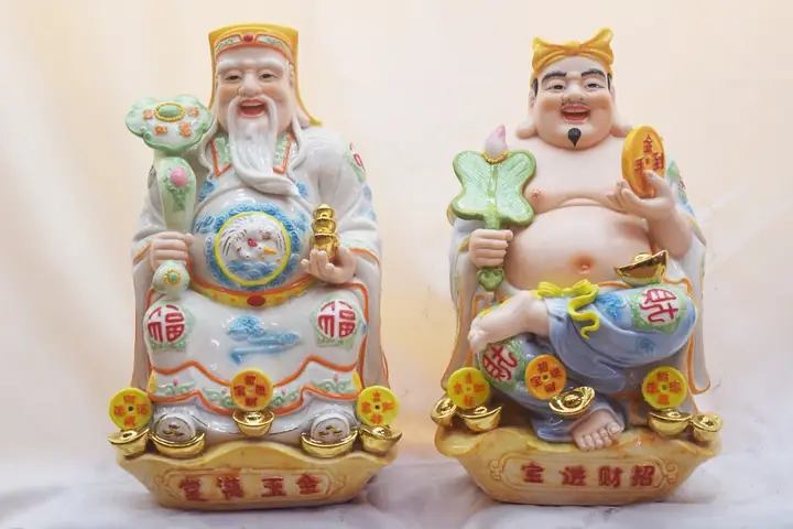 Phân Biệt Phật Di Lặc Và Thần Tài Dựa Theo Hình Dáng