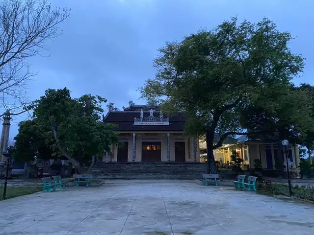 Chùa Quy Thiện Tọa Lạc Tại Làng Quy Thiện Xã Hải Quy Huyện Hải Lăng Tỉnh Quảng Trị. Chùa Được Bao Quanh Bởi Cánh Đồng Xanh Bát Ngát.