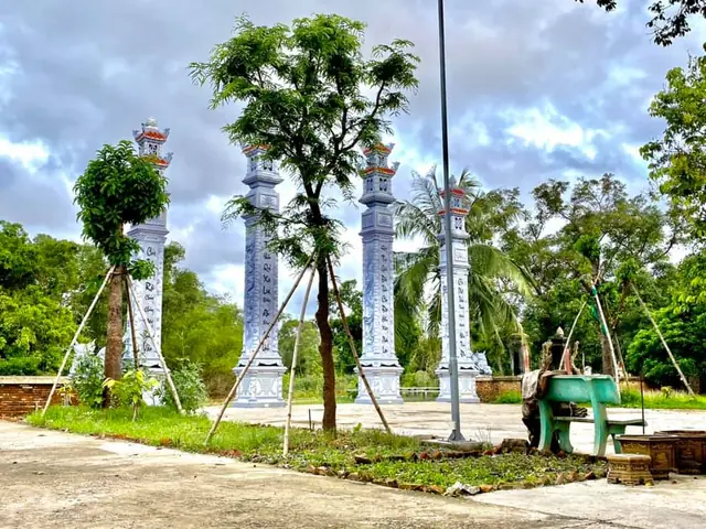 Chùa Quy Thiện Tọa Lạc Tại Làng Quy Thiện Xã Hải Quy Huyện Hải Lăng Tỉnh Quảng Trị. Chùa Được Bao Quanh Bởi Cánh Đồng Xanh Bát Ngát.