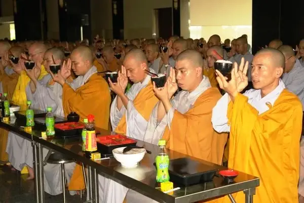 Phật Giáo Nam Tông Cho Phép Thọ Dụng Thức Ăn Thịt Cá… | Báo Tri ...