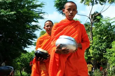 Phật Giáo Tiểu Thừa Ăn Mặn Được Không? Phân Tích Từ Giáo Lý Đến Thực Hành