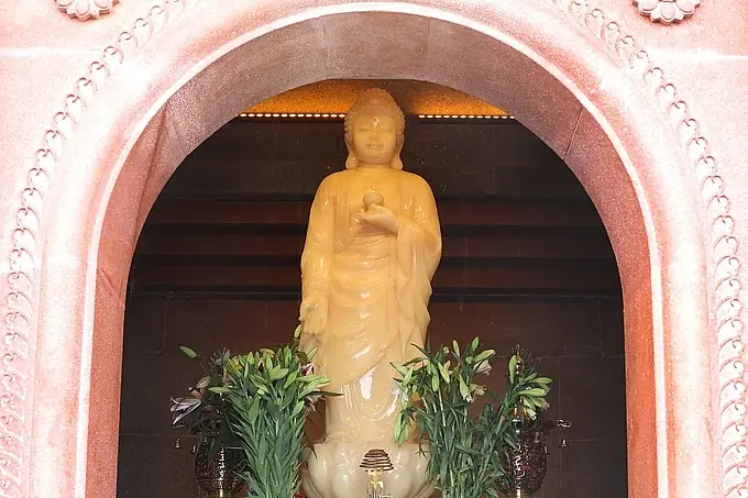 Tượng Phật Hồng Ngọc Lớn Nhất Thế Giới Tại Chùa Ngọc Tam Chúc