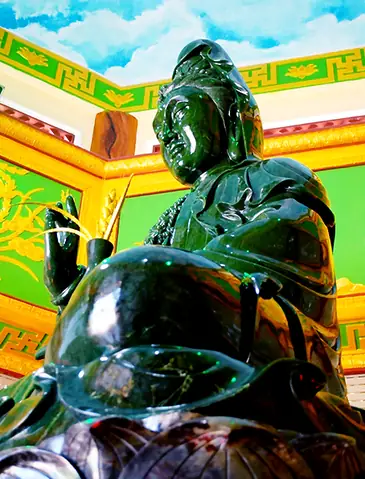 Tượng Phật Quan Thế Âm Bằng Ngọc Bích Lớn Nhất Thế Giới Do Những Người Thợ Chế Tác Đồng Nai Thực Hiện Đang Được Thờ Phụng Tại Nam Minh Tự (huyện Vĩnh Cửu).