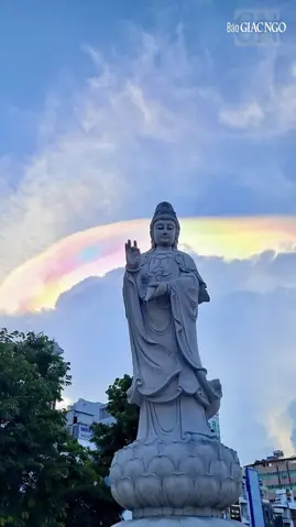 Phật Quan Âm Xuất Hiện Trên Bầu Trời