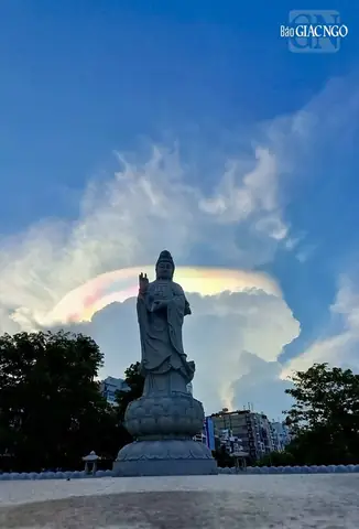 Phật Quan Âm Xuất Hiện Trên Bầu Trời