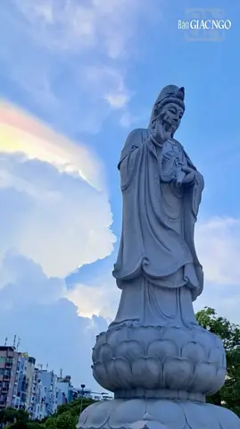 Phật Quan Âm Xuất Hiện Trên Bầu Trời