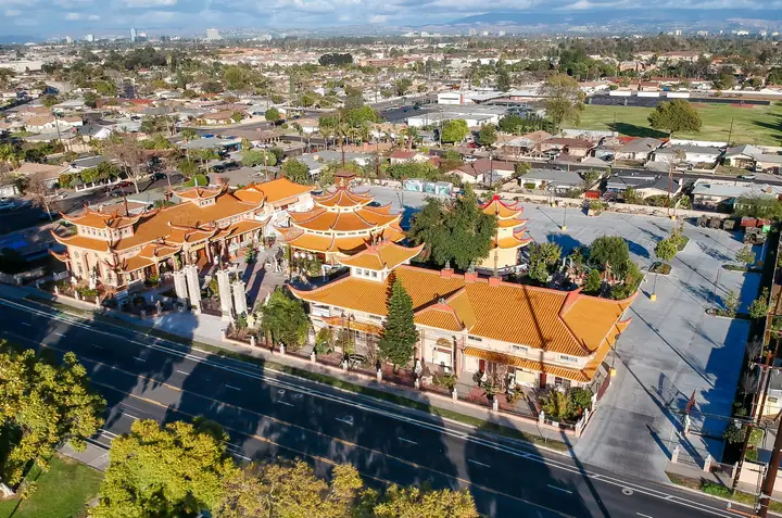 Chùa Bảo Quang, Santa Ana, California - Kiến Trúc Mỹ Lệ, Mang Nét Truyền Thống Văn Hóa Phật Giáo Việt Nam.