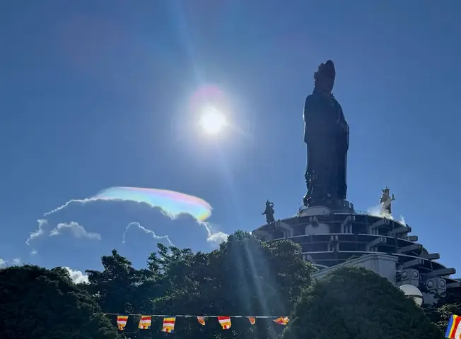Theo Dõi Báo Tây Ninh Trên(btno) -nón Mây, Mây Thấu Kính, Mây Ngũ Sắc Đôi, Biển Mây Liên Tục Xuất Hiện Trên Núi Bà Đen Những Ngày Qua Khiến Nhiều Tăng Ni, Phật Tử Và Người Dân Ngỡ Ngàng Vì Sự Trùng Hợp Thú Vị Này.