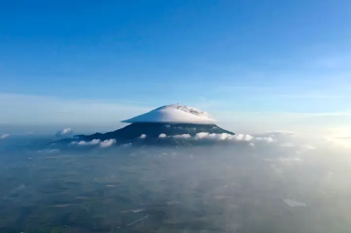 Theo Dõi Báo Tây Ninh Trên(btno) -nón Mây, Mây Thấu Kính, Mây Ngũ Sắc Đôi, Biển Mây Liên Tục Xuất Hiện Trên Núi Bà Đen Những Ngày Qua Khiến Nhiều Tăng Ni, Phật Tử Và Người Dân Ngỡ Ngàng Vì Sự Trùng Hợp Thú Vị Này.