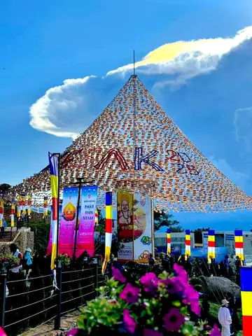 Theo Dõi Báo Tây Ninh Trên(btno) -nón Mây, Mây Thấu Kính, Mây Ngũ Sắc Đôi, Biển Mây Liên Tục Xuất Hiện Trên Núi Bà Đen Những Ngày Qua Khiến Nhiều Tăng Ni, Phật Tử Và Người Dân Ngỡ Ngàng Vì Sự Trùng Hợp Thú Vị Này.