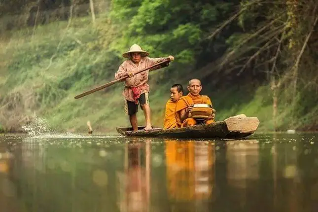 Anh Dua Qua Song.jpg