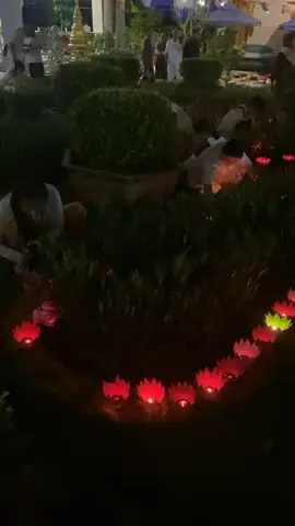 Quỳ Dưới Chân Phật