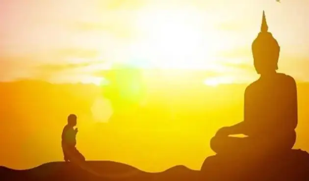 Quỳ Bên Chân Phật