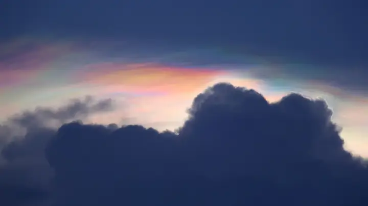 Nguồn Gốc Của Mây Ngũ Sắc Trong Phật Giáo