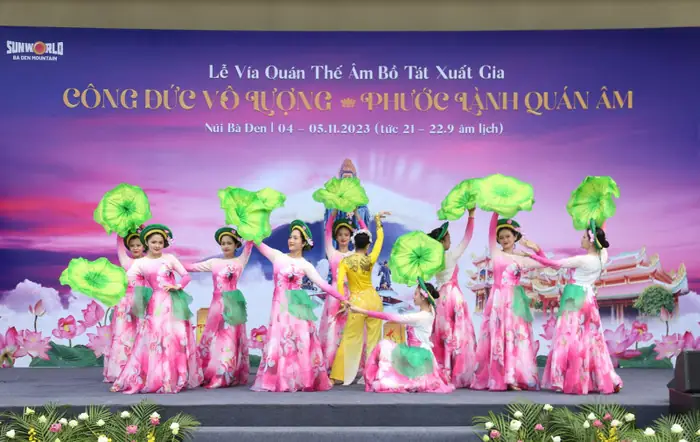 Sách Hành Lễ Dưới Ánh Sáng Phật Pháp