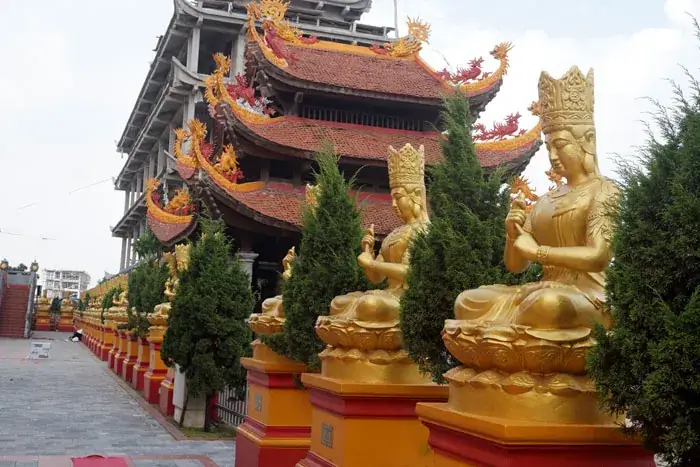 Các Tượng Phật Và Pháp Khí Quý Giá