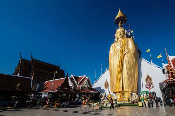 Tháo Giày Trước Khi Vào Khu Vực Thờ Tự