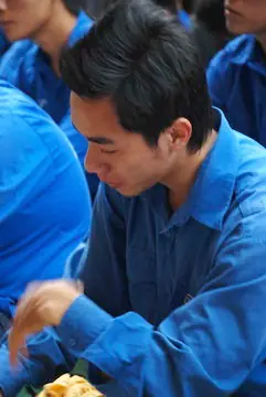 Sáng Thức Dậy Nghe Kinh Phật