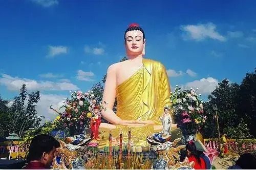 Tượng Phật Cô Đơn Và Các Điện Thờ Phụ