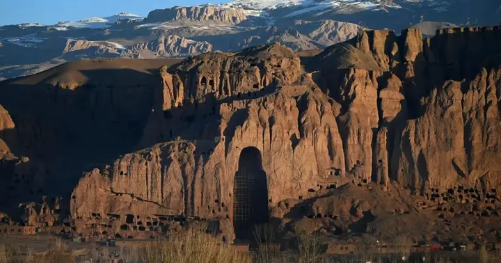 Taliban Đón Du Khách Đến Di Tích Tượng Phật Từng Nã Pháo Phá Hủy