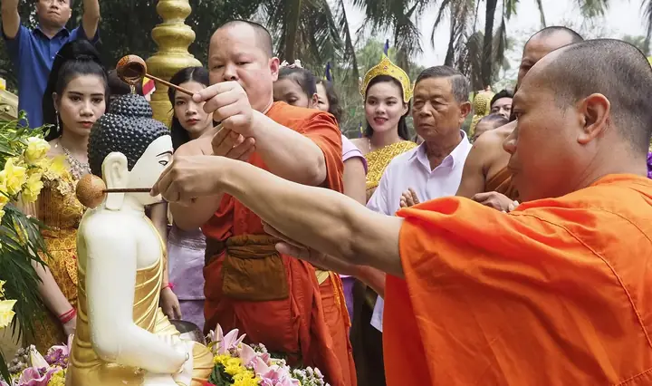 Nghi Lễ Tắm Tượng Phật Của Người Khmer Nhằm Mục Đích Bày Tỏ Lòng Biết Ơn Đối Với Đức Phật, Rửa Sạch Những Điều Không May Của Năm Cũ Và Đón Những Điều May Mắn Trong Năm Mới. Vào Ngày Thứ Ba Của Tết Chôl Chnăm Thmây, Bà Con Khmer Tiến Hành Lễ Tắm Tượng Phật Và Lễ Cầu Siêu.