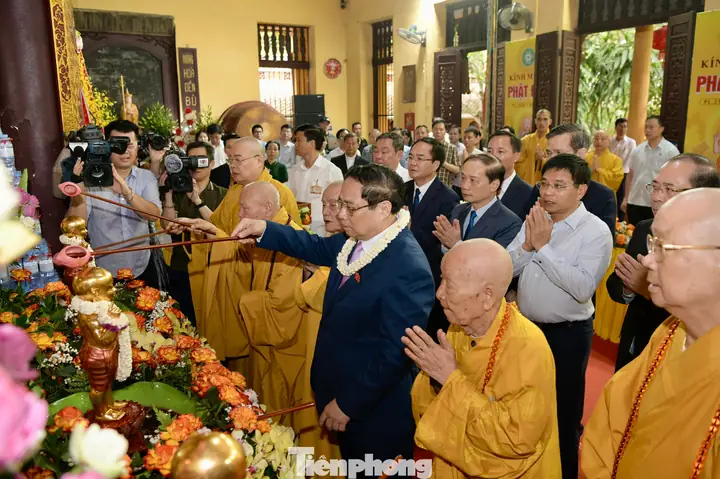 Nghi Thức Tắm Phật Cũng Là Hành Động Để Mỗi Người Liên Tưởng Tới Việc Gột Rửa Thân Tâm. Ảnh: Như Ý.