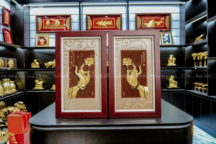 Tranh Tay Phật Cầm Cành Hoa Sen Dát Vàng 24k Khổ 39cm X 65cm