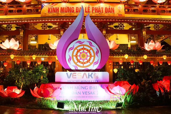 Đông Đảo Người Dân Thả Đèn Hoa Đăng Mừng Đại Lễ Phật Đảnđọc Ngay