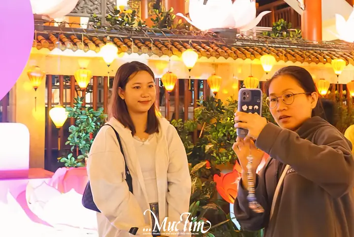 Đông Đảo Người Dân Thả Đèn Hoa Đăng Mừng Đại Lễ Phật Đảnđọc Ngay