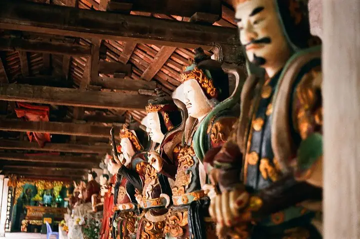 Tứ Đại Thiên Vương Còn Được Gọi Là Hộ Thế Tứ Thiên Vương, Là Bốn Vị Thiên Tướng Thủ Hộ Phật Pháp, Thuộc Chư Thiên Bộ Trong Nhị Thập Thiên Hoặc Thập Nhị Thiên Của Phật Giáo.