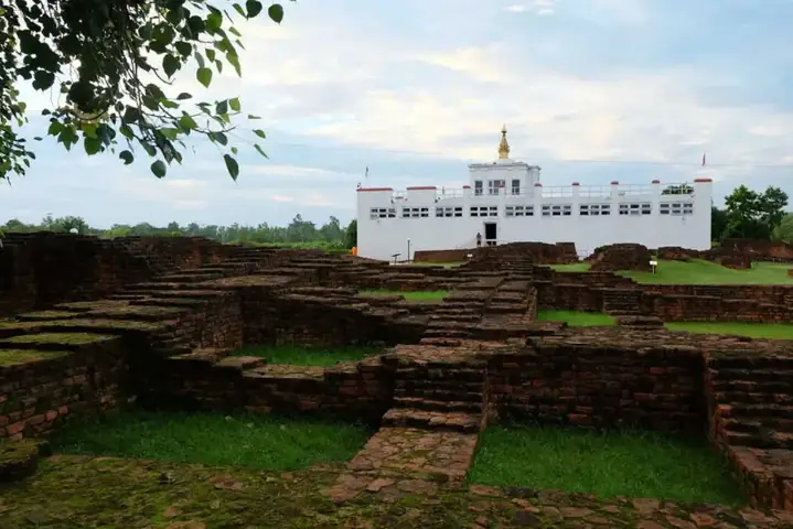 Khoảnh Sân Nhỏ Trên Núi Linh Thứu, Nơi Đức Phật Đã Từng Thuyết Pháp.