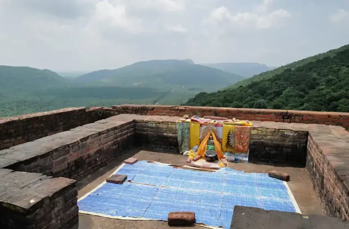 Các Nhà Sư Ngồi Tĩnh Toạ Bên Dưới "hậu Duệ" Của Cây Bồ Đề Nơi Đức Phật Thành Đạo.