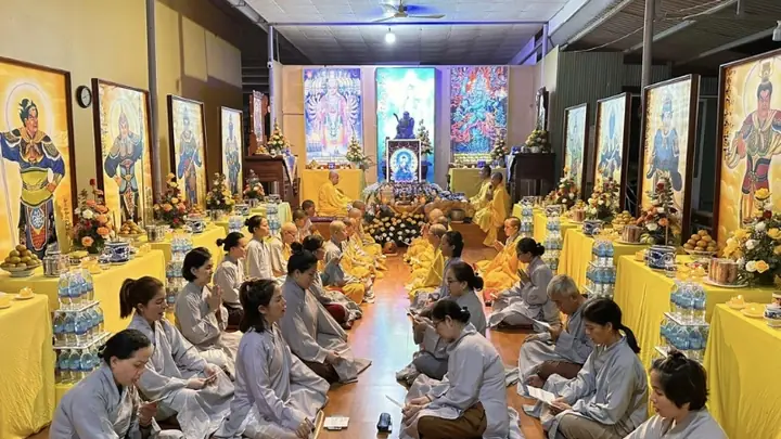 Thi Kệ Phật Giáo: Cẩm Nang Thực Hành Từ Giấc Ngủ Đến Khi Nhai Cơm