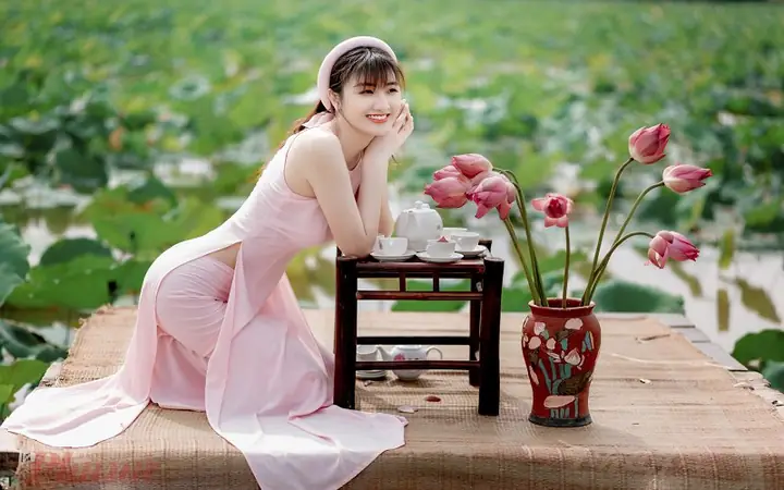 Chùm Thơ Về Hoa Sen Và Thiếu Nữ E Ấp Tình Tứ