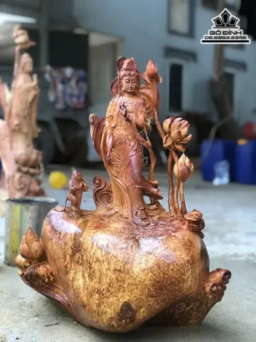 - Đặt Tượng Phật Quan Âm Đứng Vào Vị Trí Đã Chuẩn Bị Trước Đó, Sắp Xếp Lư Hương, Hoa Quả Sạch Sẽ. Khi Thờ Tượng Phật Quan Âm Đứng Chỉ Nên Cúng Đồ Chay, Hoa Quả Tươi, Không Cúng Đồ Mặn, Rượu Thịt.