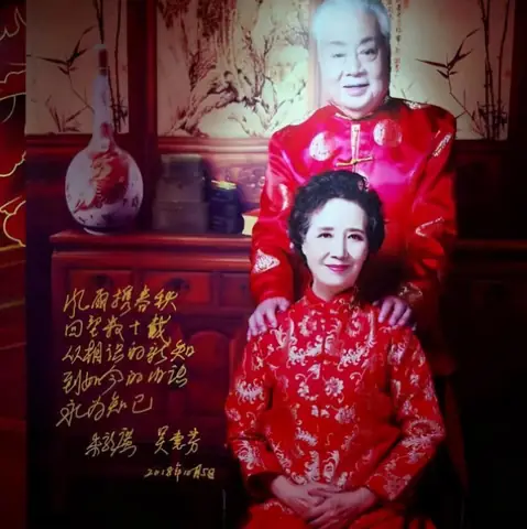 Do Tuổi Cao Nên Chu Long Quảng Đi Lại Run Rẩy, Khó Khăn. Để Lên Được Sân Khấu, Ông Phải Nhờ "tôn Ngộ Không" Lục Tiểu Linh Đồng Cùng Một Trợ Lý Nữa Dìu Đỡ.