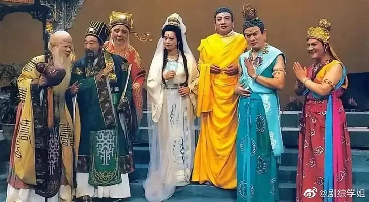 Do Tuổi Cao Nên Chu Long Quảng Đi Lại Run Rẩy, Khó Khăn. Để Lên Được Sân Khấu, Ông Phải Nhờ "tôn Ngộ Không" Lục Tiểu Linh Đồng Cùng Một Trợ Lý Nữa Dìu Đỡ.