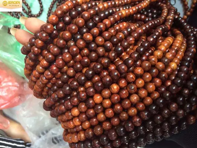 Tràng Hạt Có Nguồn Gốc Từ Ấn Độ Và Đã Trở Thành Một Vật Quan Trọng Trong Đời Sống Tín Ngưỡng, Văn Hóa Của Người Dân Ấn Độ Cổ. Trong Phật Giáo, Tràng Hạt Là Vật Tùy Thân Của Các Hành Giả Giúp Họ Chú Tâm Vào Trì Niệm, Đi Sâu Hơn Vào Các Trạng Thái Của Định Để Làm Phát Khởi Tuệ Giác.