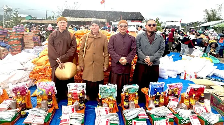 Kon Tum: Chùa Khánh Lâm Phát Quà Từ Thiện Cho Bà Con Có Hoàn Cảnh Khó Khăn Tại Xã Măng Bút