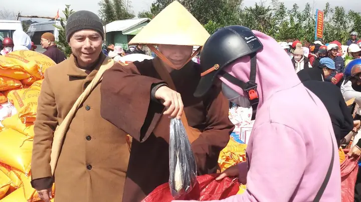 Kon Tum: Chùa Khánh Lâm Phát Quà Từ Thiện Cho Bà Con Có Hoàn Cảnh Khó Khăn Tại Xã Măng Bút