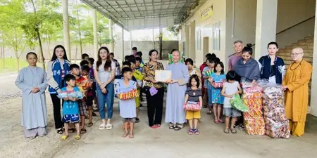 Kiên Giang: Đoàn Thiện Nguyện Phật Tử Chùa Thanh Lương Trao Quà ...