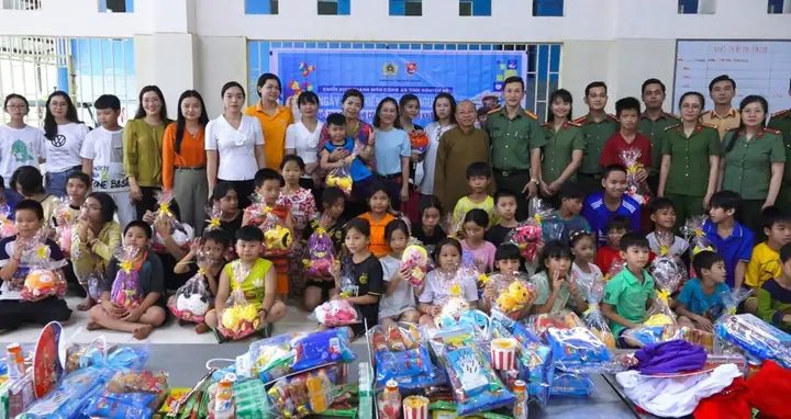 Kiên Giang: Đoàn Thanh Niên Công An Tỉnh Trao Quà Mừng Ngày ...