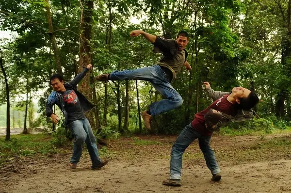 Johnny Trí Nguyễn Đã Từng Được Đấu Võ Cùng Hai Ngôi Sao Võ Thuật Nổi Tiếng Lý Liên Kiệt Và Tony Jaa. Mặc Dù Đều Bị Hạ Gục Nhưng Vai Diễn Của Anh Để Lại Ấn Tượng Sâu Sắc Trong Lòng Fan Hâm Mộ.